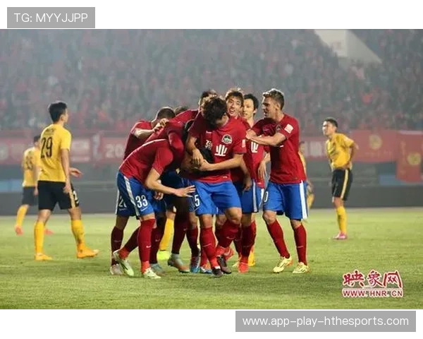 河南队被扣除6分处罚生效，球迷现场拉横幅支持球队